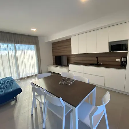 Bright Beachside With Two Terraces 比比翁